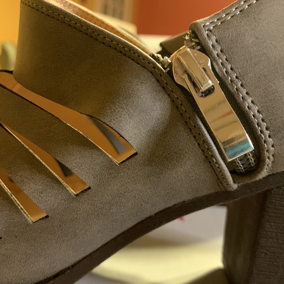 Heels - Picture 6 of 7